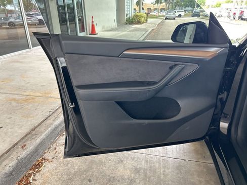 Used 2023 Tesla Model Y Long Range image 40