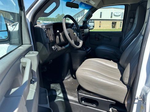Used 2020 Chevrolet Express 2500 RWD image 30
