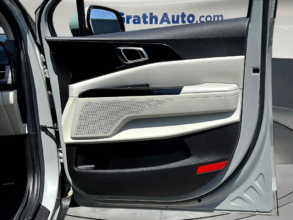 Used 2023 Kia Carnival EX FWD image 29
