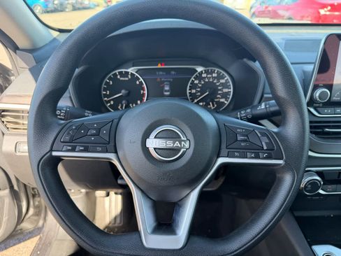 Used 2024 Nissan Altima 2.5 SV FWD image 10