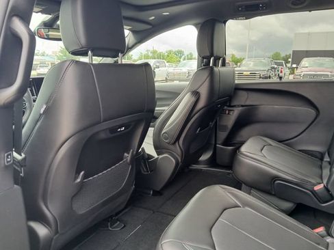 New 2027 Chrysler Pacifica Select FWD image 12