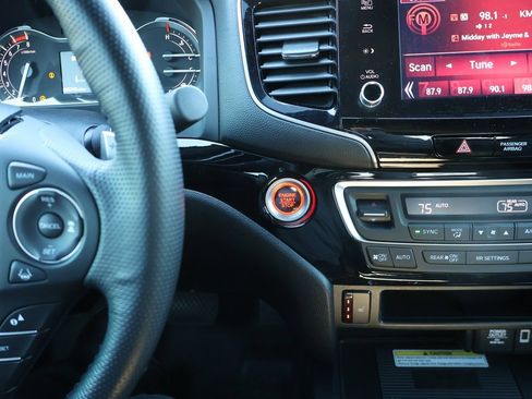 Certified 2021 Honda Ridgeline Black Edition image 28