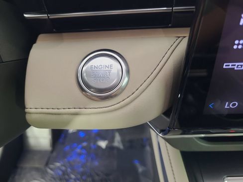 Used 2025 Lincoln Nautilus Reserve AWD/4WD image 14