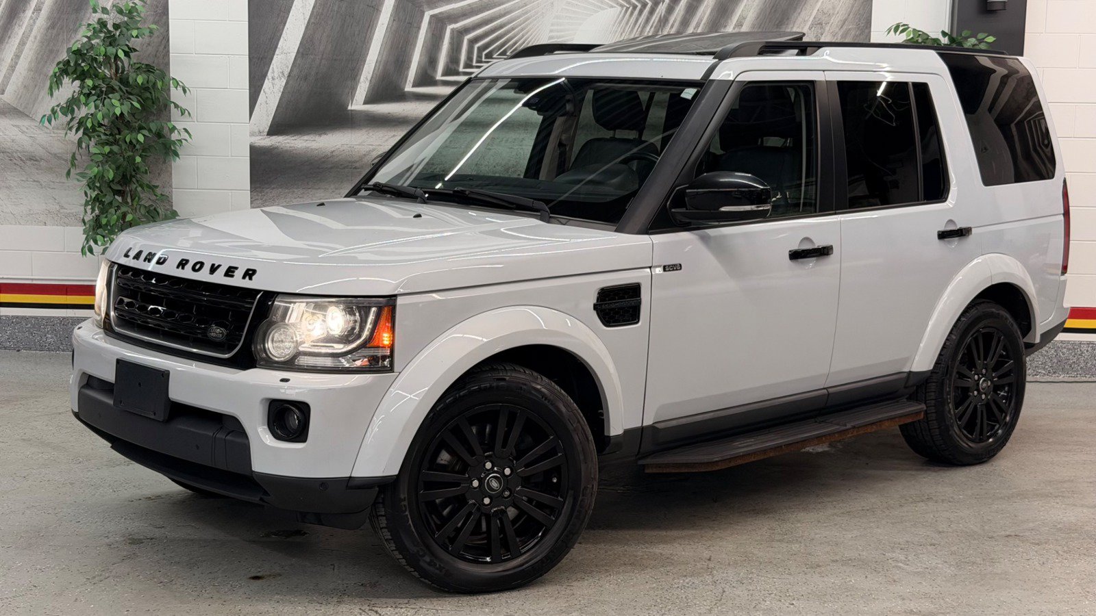 Used 2016 Land Rover LR4 HSE AWD/4WD image 2