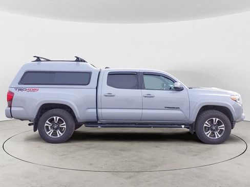 Used 2018 Toyota Tacoma TRD Sport w/ Technology Package AWD/4WD image 4