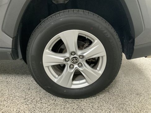 Used 2021 Toyota RAV4 LE AWD/4WD image 11