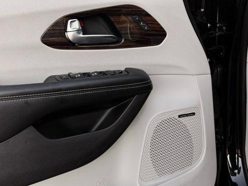 Used 2022 Chrysler Pacifica Limited FWD image 16
