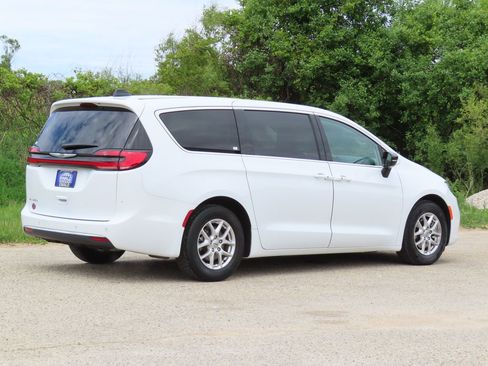Certified 2024 Chrysler Pacifica Touring-L FWD image 3