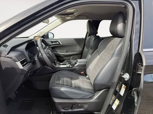 Used 2025 Mitsubishi Outlander SE image 9