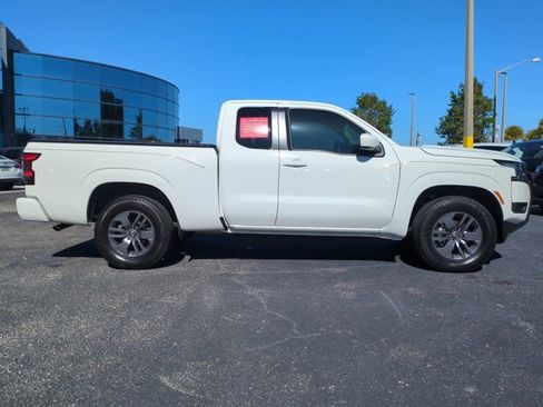 Used 2025 Nissan Frontier SV image 3