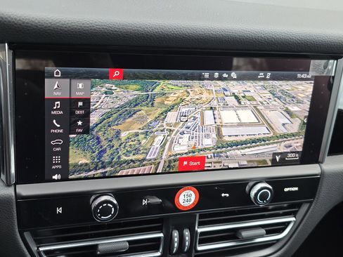 Certified 2025 Porsche Macan image 14