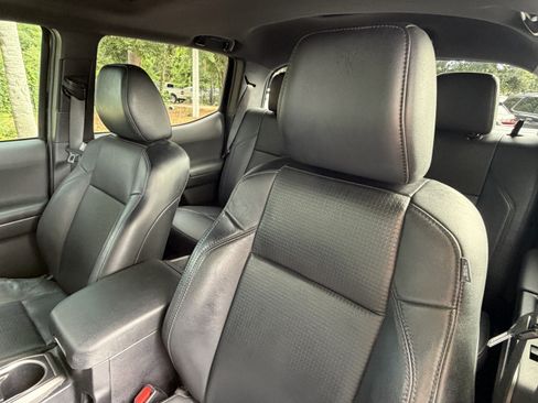 Used 2022 Toyota Tacoma TRD Sport w/ TRD Premium Sport Package AWD/4WD image 18