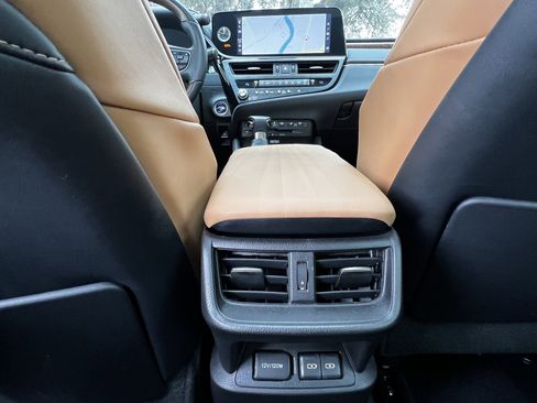 Used 2022 Lexus ES 300h Ultra Luxury image 39