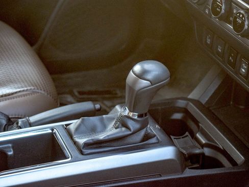 Used 2017 Toyota Tacoma Limited w/ Tow Package image 5