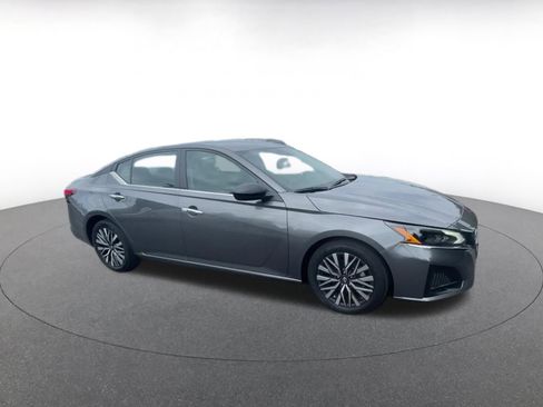 Used 2025 Nissan Altima 2.5 SV image 2