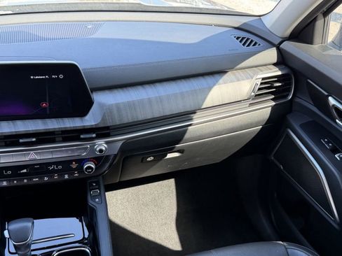 Certified 2024 Kia Telluride EX w/ EX Captain's Chair Package FWD image 15