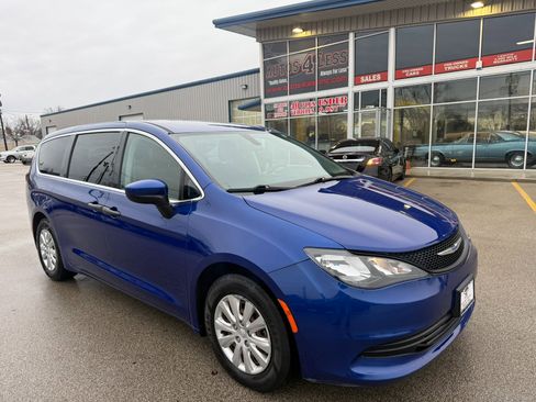 Used 2018 Chrysler Pacifica L image 3