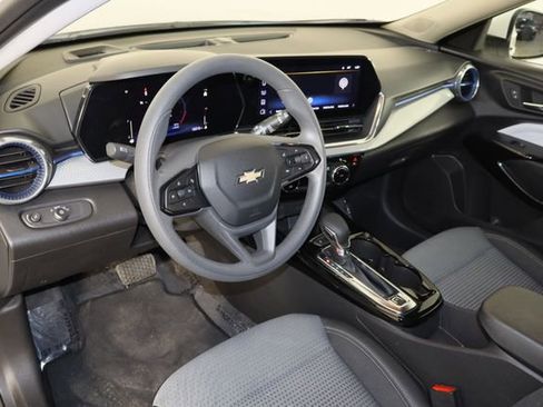 Used 2025 Chevrolet Trax LT FWD image 25