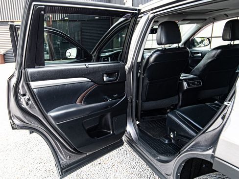 Used 2014 Toyota Highlander XLE image 29