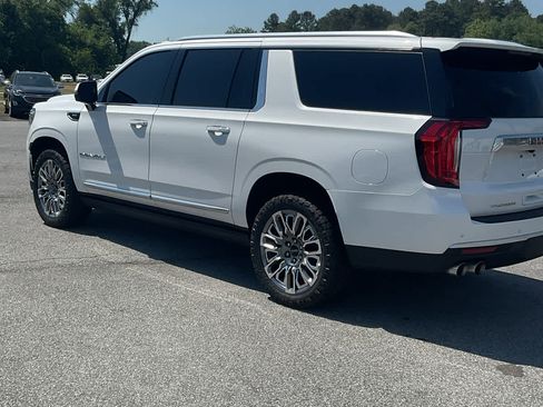 Used 2022 GMC Yukon XL Denali AWD/4WD image 3