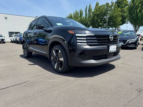 New 2025 Nissan Kicks SR image 3