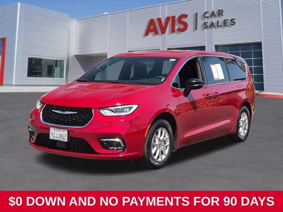 Used 2025 Chrysler Pacifica Select