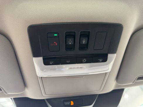 Used 2025 Nissan Pathfinder Platinum AWD/4WD image 23