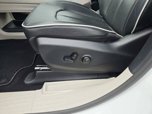 Used 2024 Chrysler Pacifica Limited FWD image 41
