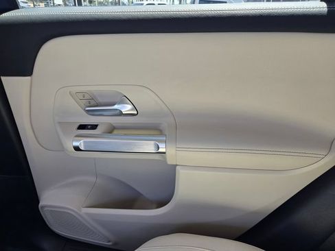 Used 2022 Mercedes-Benz GLB 250 image 12