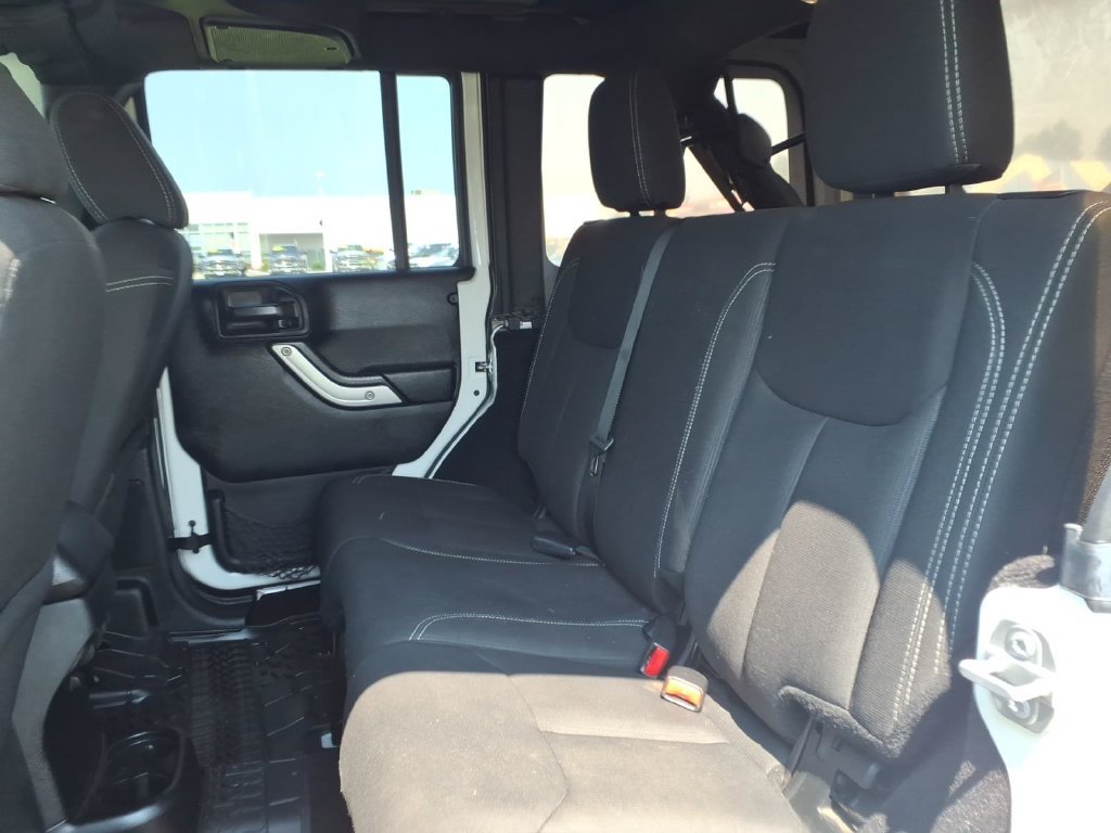Used 2017 Jeep Wrangler Unlimited Sahara w/ Connectivity Group AWD/4WD image 14