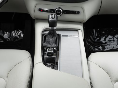 Used 2022 Volvo XC90 T5 Momentum w/ Climate Package image 15