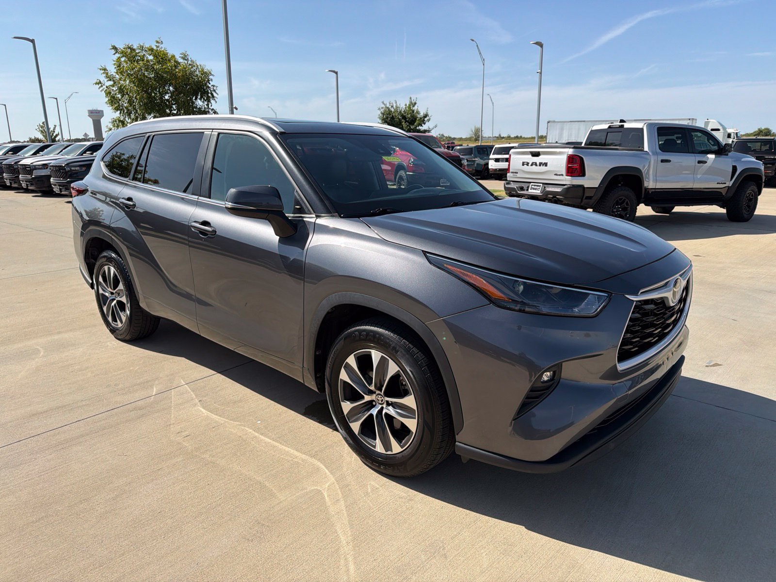 Used 2024 Toyota Highlander XLE FWD image 7