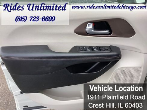 Used 2017 Chrysler Pacifica Touring Plus w/ Tire & Wheel Group image 11