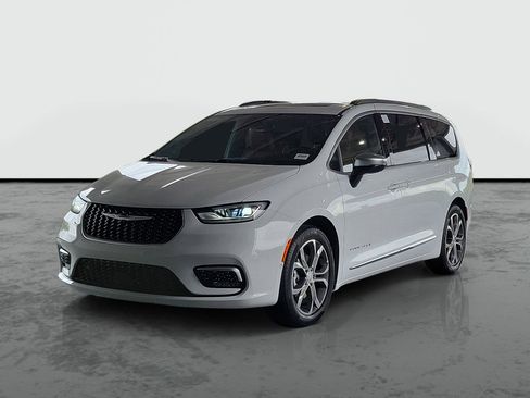 New 2026 Chrysler Pacifica Pinnacle w/ Trailer Tow Group FWD image 3