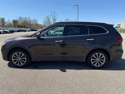 Used 2017 Hyundai Santa Fe SE image 4