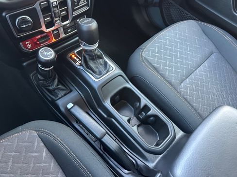 Used 2025 Jeep Gladiator Mojave w/ Convenience Group AWD/4WD image 15