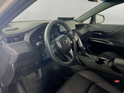 Used 2024 Toyota Venza XLE image 9
