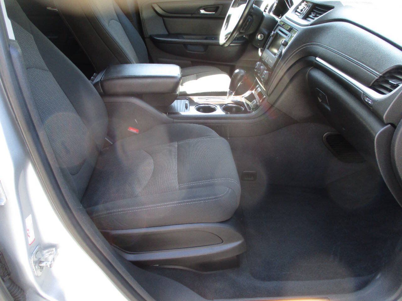 Used 2017 Chevrolet Traverse LT w/ Style and Technology Package FWD image 10