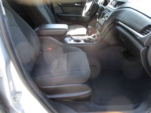 Used 2017 Chevrolet Traverse LT w/ Style and Technology Package FWD image 10