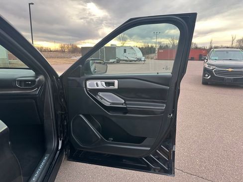 Used 2024 Ford Explorer Platinum w/ Technology Package image 30