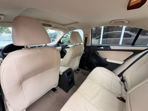 Used 2011 Volkswagen Jetta SE FWD image 21