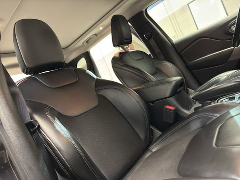 Used 2019 Jeep Cherokee Latitude Plus w/ Comfort/Convenience Group image 22