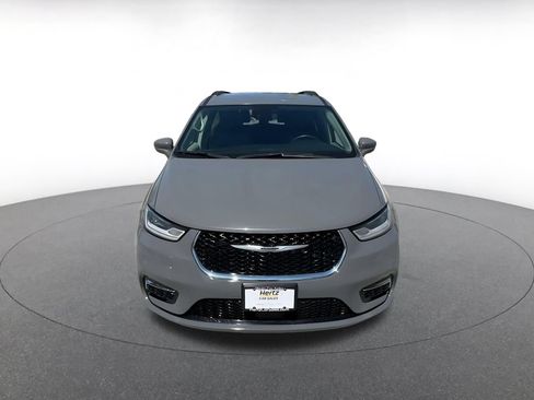 Used 2022 Chrysler Pacifica Touring-L FWD image 4