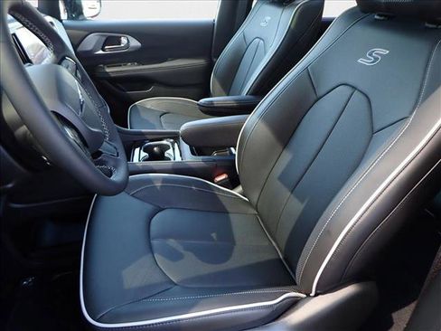 New 2026 Chrysler Pacifica Limited w/ Uconnect Theater Family Group image 14