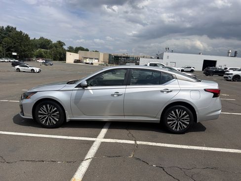 Used 2023 Nissan Altima 2.5 SV w/ SV Premium Package AWD/4WD image 4