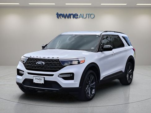 Used 2023 Ford Explorer XLT w/ Equipment Group 202A AWD/4WD image 3