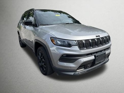 Used 2023 Jeep Compass Latitude w/ Convenience Group AWD/4WD image 1