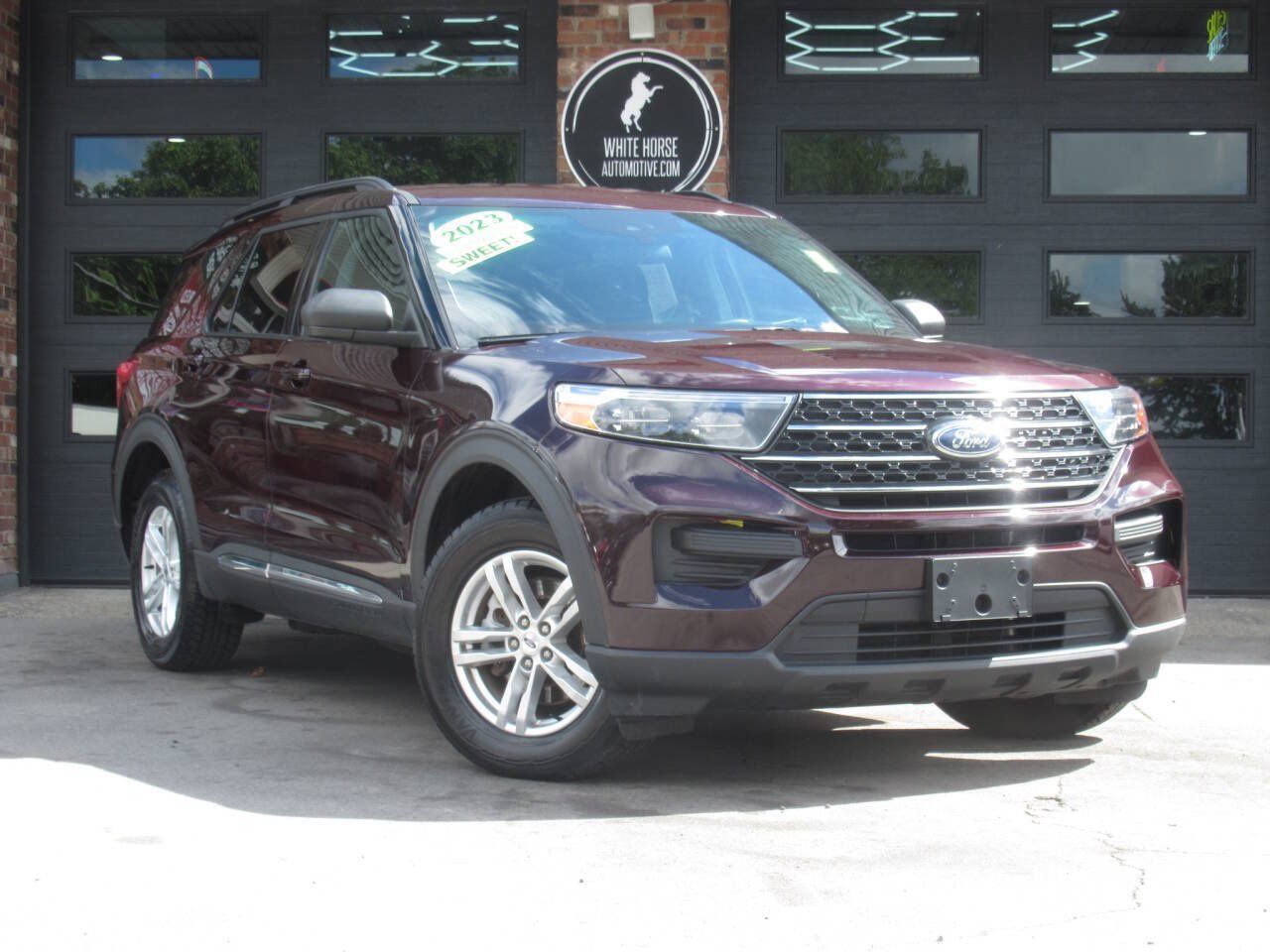 Used 2023 Ford Explorer XLT w/ Class IV Trailer Tow Package AWD/4WD image 1