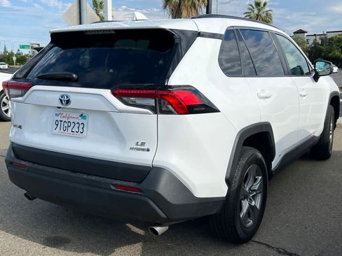 Used 2022 Toyota RAV4 LE AWD/4WD image 4