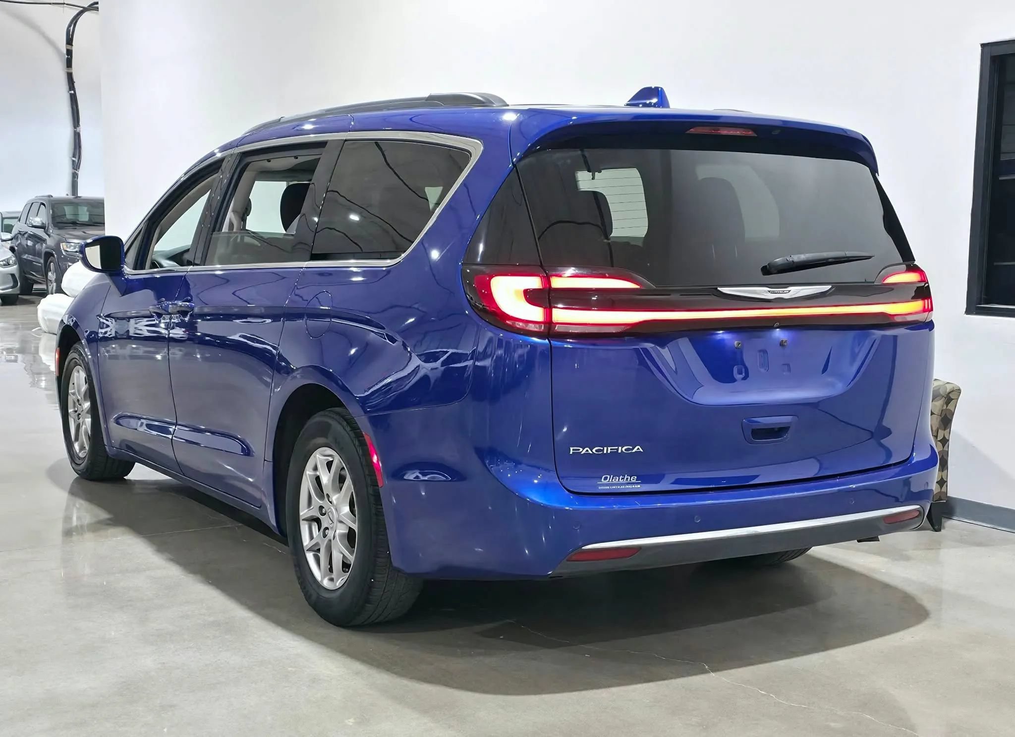Used 2021 Chrysler Pacifica Touring w/ Cold Weather Group FWD image 6